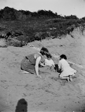 AT PLAY ON COOMINOOLE STRAND